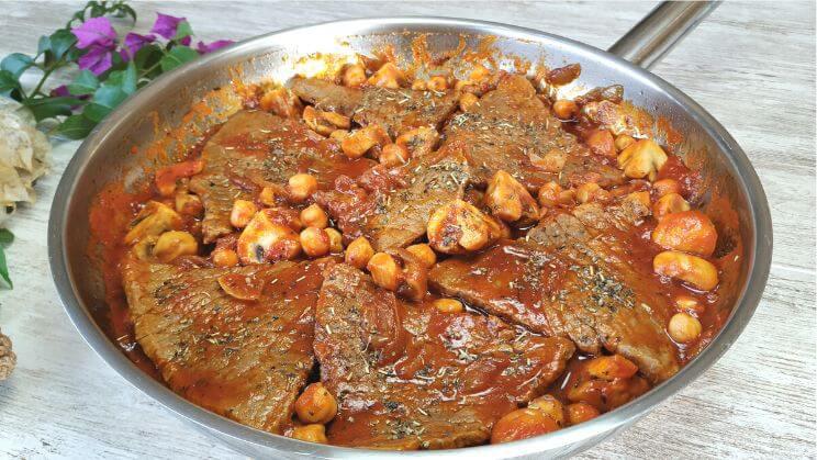 Filetes de añojo con tomate y garbanzos