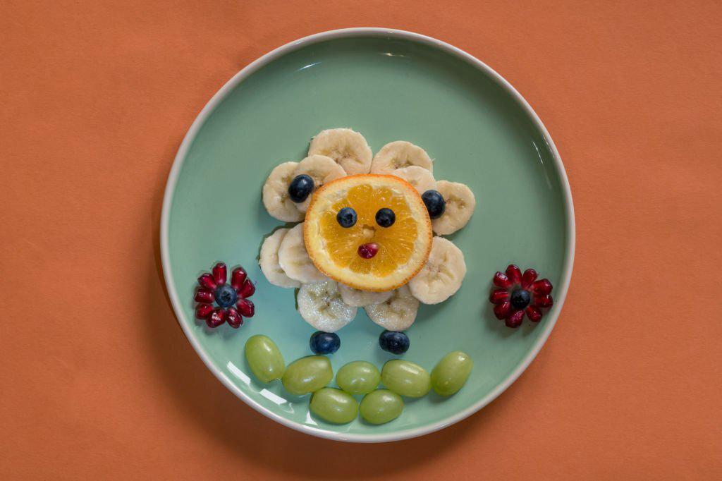 Ovejita con naranja, plátano, arándanos, uvas y grosella