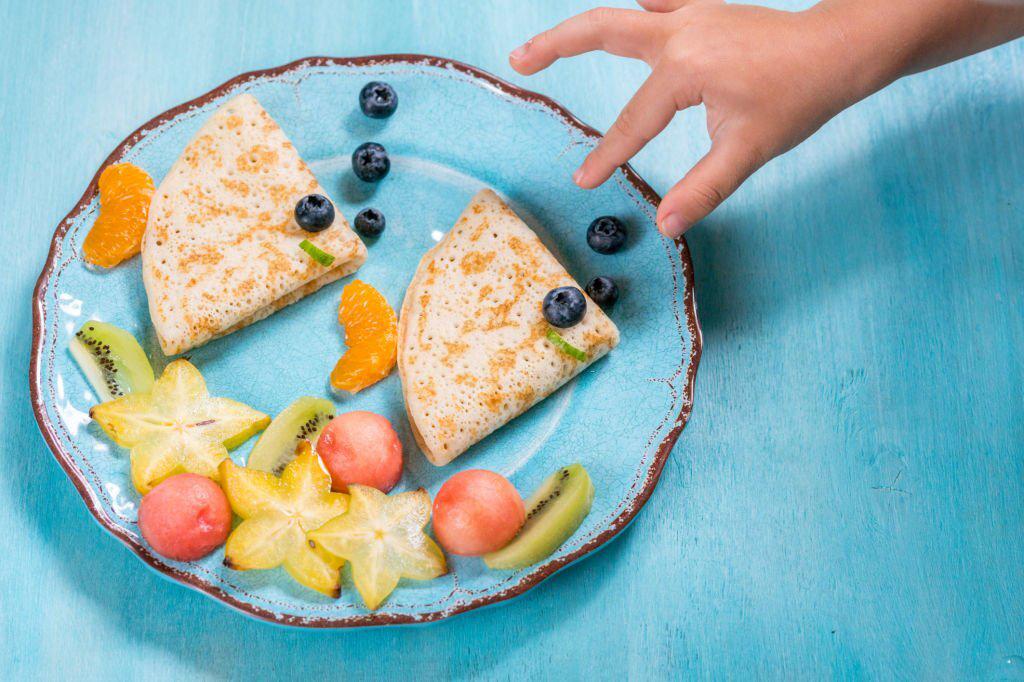 Crepes en forma de pez con mandarina, arándanos, mandarina, kiwi y carambolas