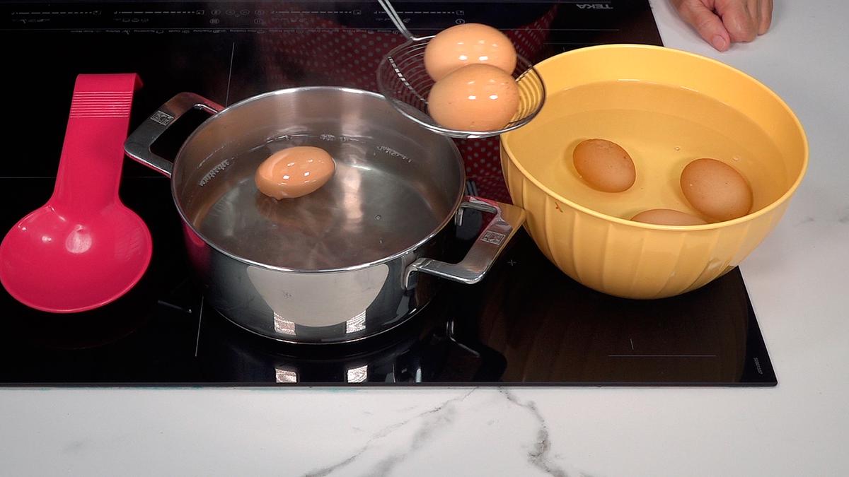 HUEVOS RELLENOS DE CARNE EN SALSA AURORA - Loli Domínguez - Foto 2