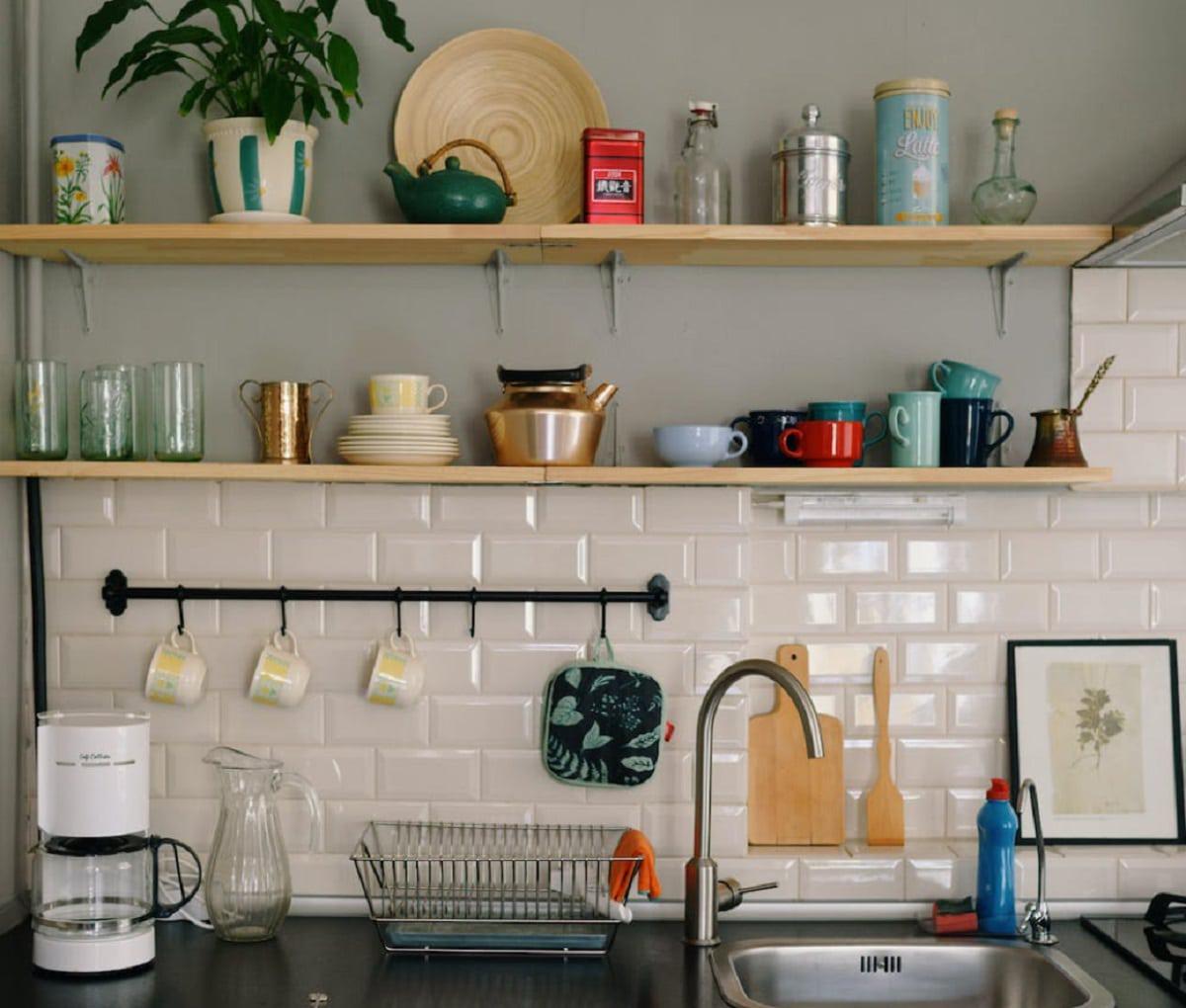 Estanterías de madera en la cocina