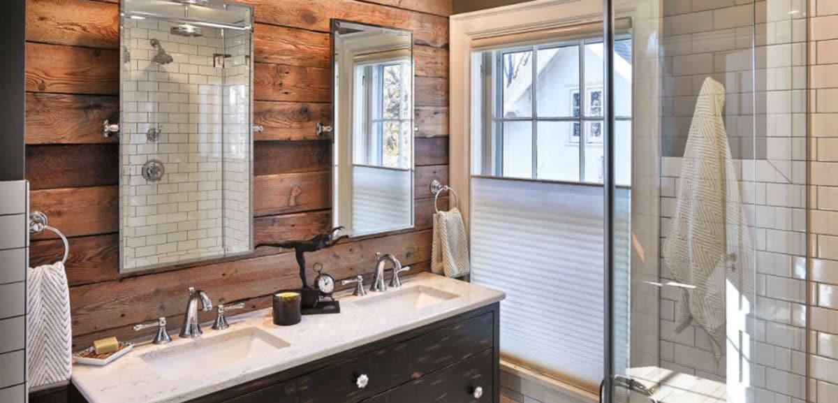 Baño con toques de madera