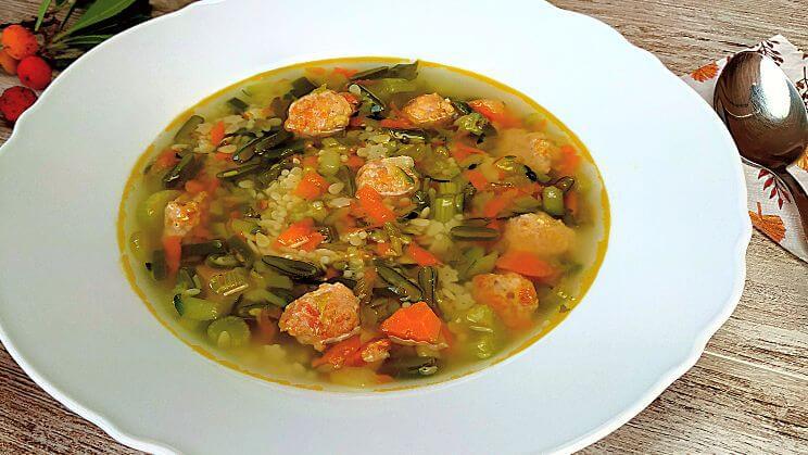 Sopa de verduras con bolitas de pollo