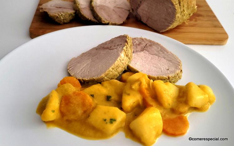 Lomo de cerdo en salsa con verduras y patatas