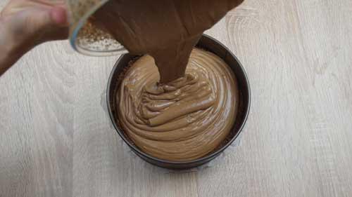 volcar el relleno de tarta de queso y chocolate