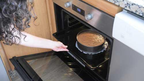 hornear la tarta de queso y chocolate