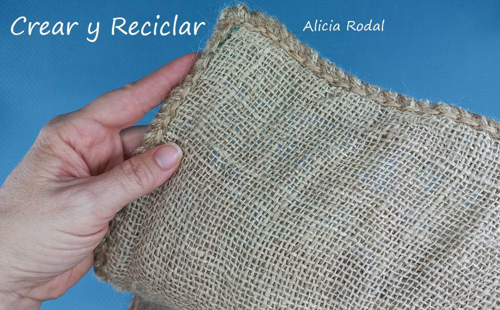 En este tutorial te muestro cómo hacer estas lindas y originales manualidades de Navidad para decorar tu casa, vender o regalar. Son pequeños arbolitos navideños en forma de espiral. Mini arbolito DIY