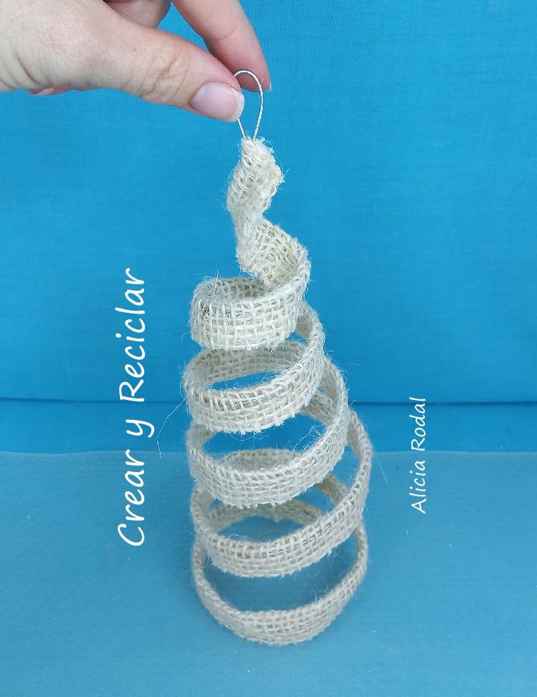 En este tutorial te muestro cómo hacer estas lindas y originales manualidades de Navidad para decorar tu casa, vender o regalar. Son pequeños arbolitos navideños en forma de espiral. Mini arbolito DIY