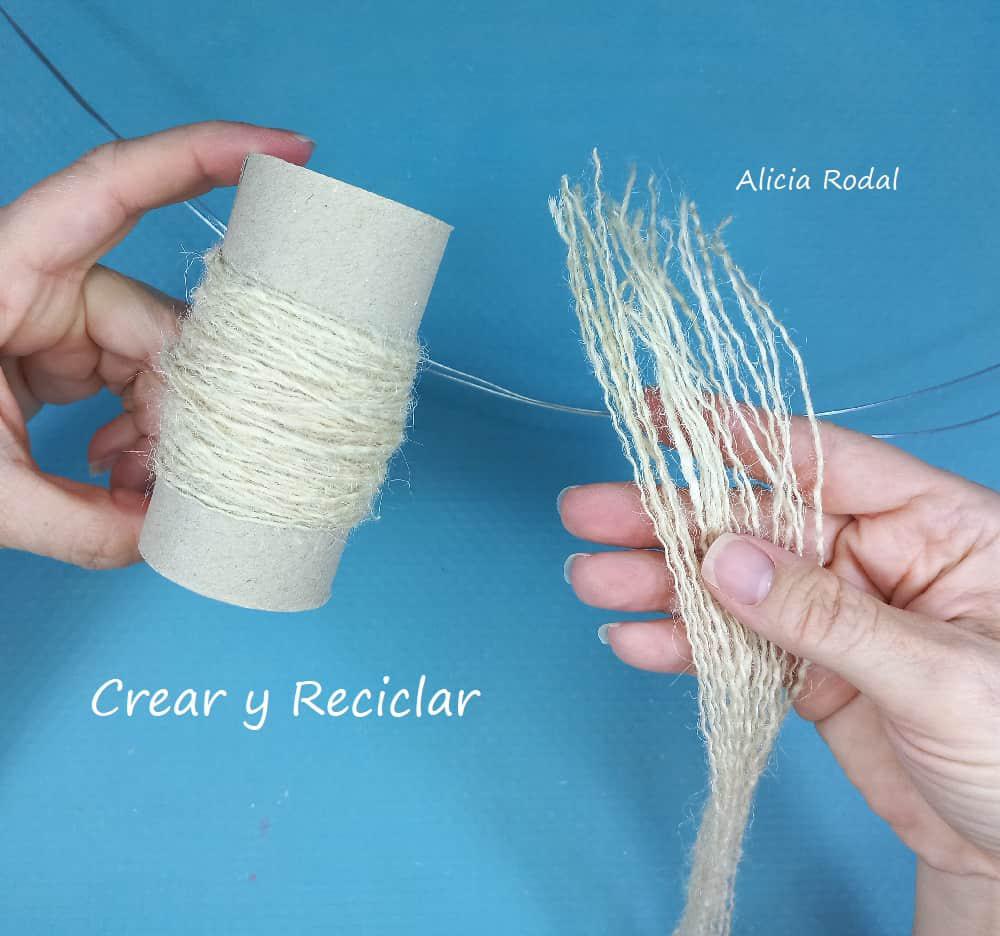 En este tutorial te muestro cómo hacer estas lindas y originales manualidades de Navidad para decorar tu casa, vender o regalar. Son pequeños arbolitos navideños en forma de espiral. Mini arbolito DIY