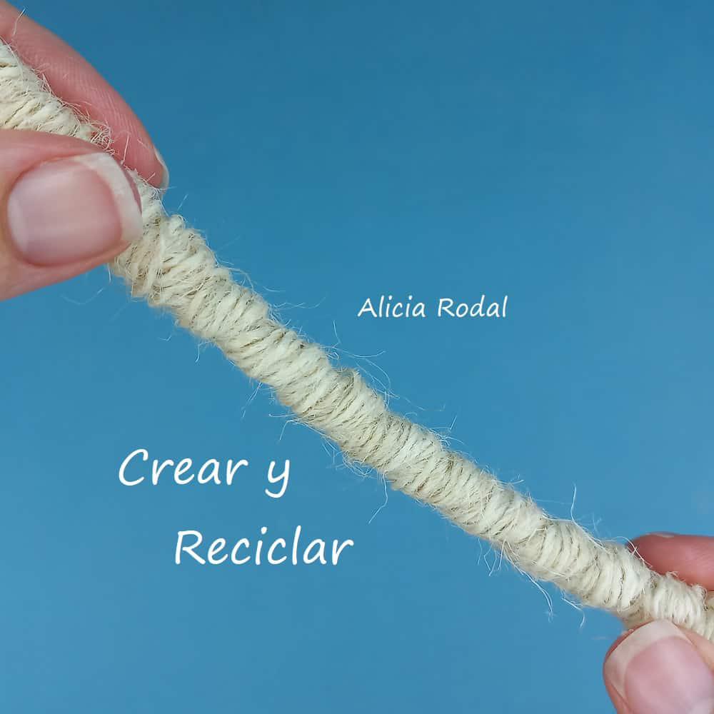 En este tutorial te muestro cómo hacer estas lindas y originales manualidades de Navidad para decorar tu casa, vender o regalar. Son pequeños arbolitos navideños en forma de espiral. Mini arbolito DIY