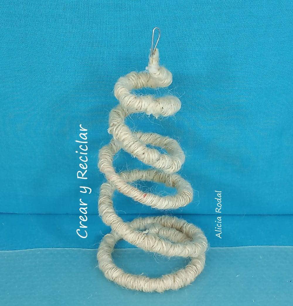 En este tutorial te muestro cómo hacer estas lindas y originales manualidades de Navidad para decorar tu casa, vender o regalar. Son pequeños arbolitos navideños en forma de espiral. Mini arbolito DIY