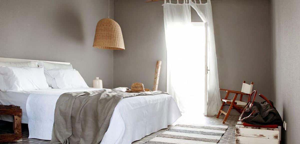 lámparas de mimbre en el dormitorio