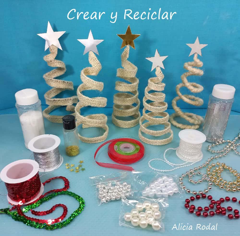 En el tutorial anterior les mostré 3 maneras diferentes de hacer los árboles en espiral. Con estos 3 diseños hice 5 pinos diferentes, para mostrarles 5 opciones para decorarlos, usando diferentes materiales.