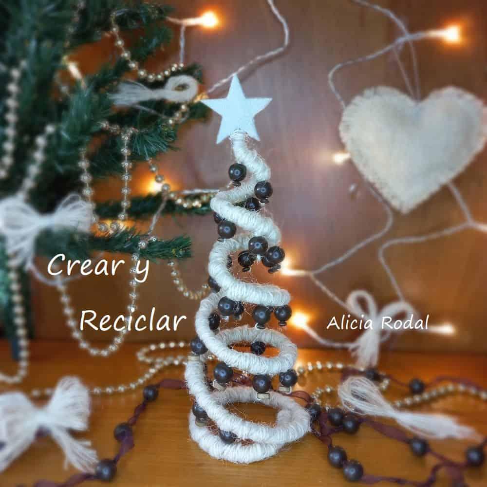 En el tutorial anterior les mostré 3 maneras diferentes de hacer los árboles en espiral. Con estos 3 diseños hice 5 pinos diferentes, para mostrarles 5 opciones para decorarlos, usando diferentes materiales.