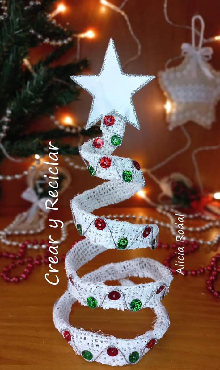 En el tutorial anterior les mostré 3 maneras diferentes de hacer los árboles en espiral. Con estos 3 diseños hice 5 pinos diferentes, para mostrarles 5 opciones para decorarlos, usando diferentes materiales.