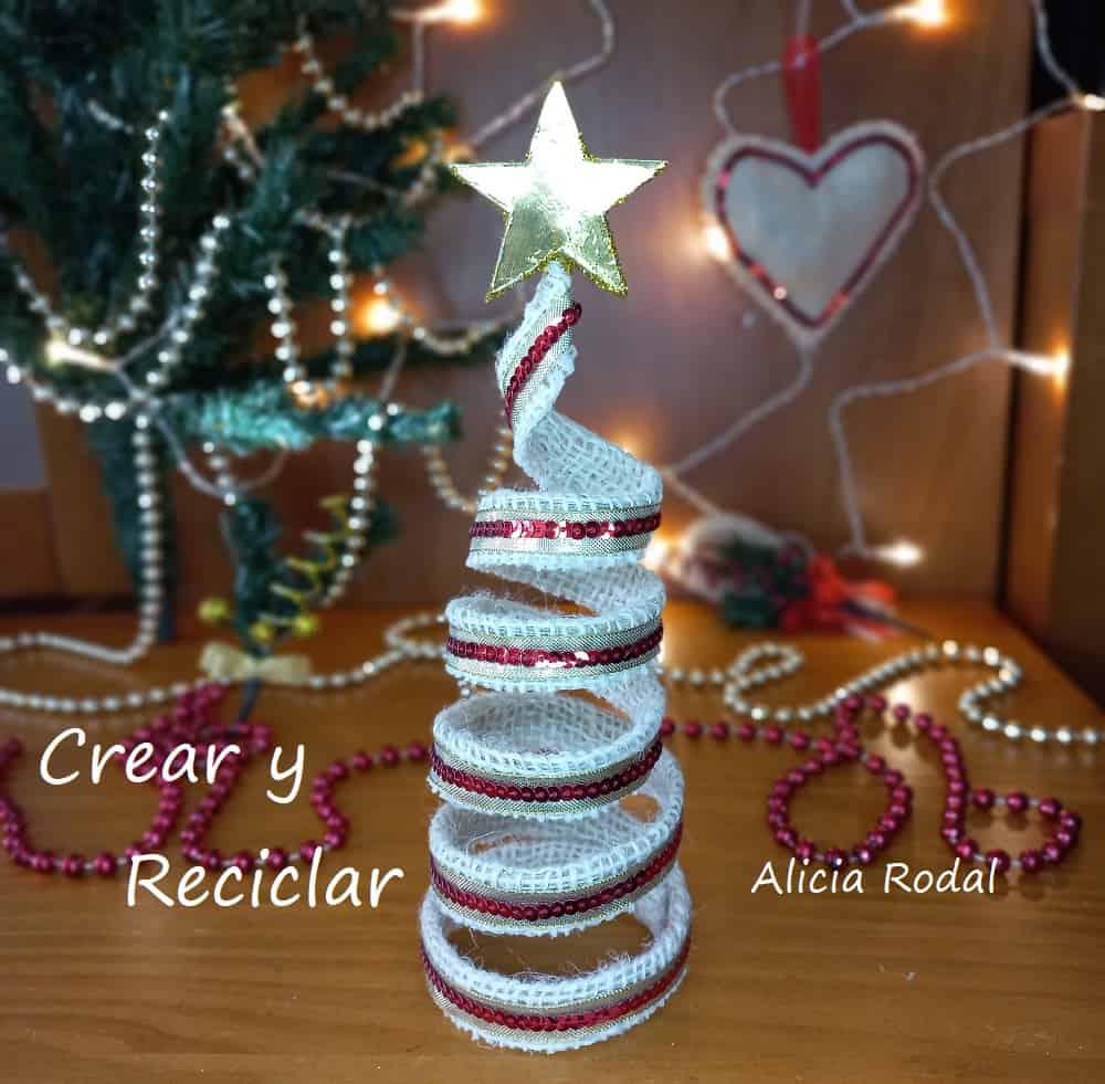 En el tutorial anterior les mostré 3 maneras diferentes de hacer los árboles en espiral. Con estos 3 diseños hice 5 pinos diferentes, para mostrarles 5 opciones para decorarlos, usando diferentes materiales.