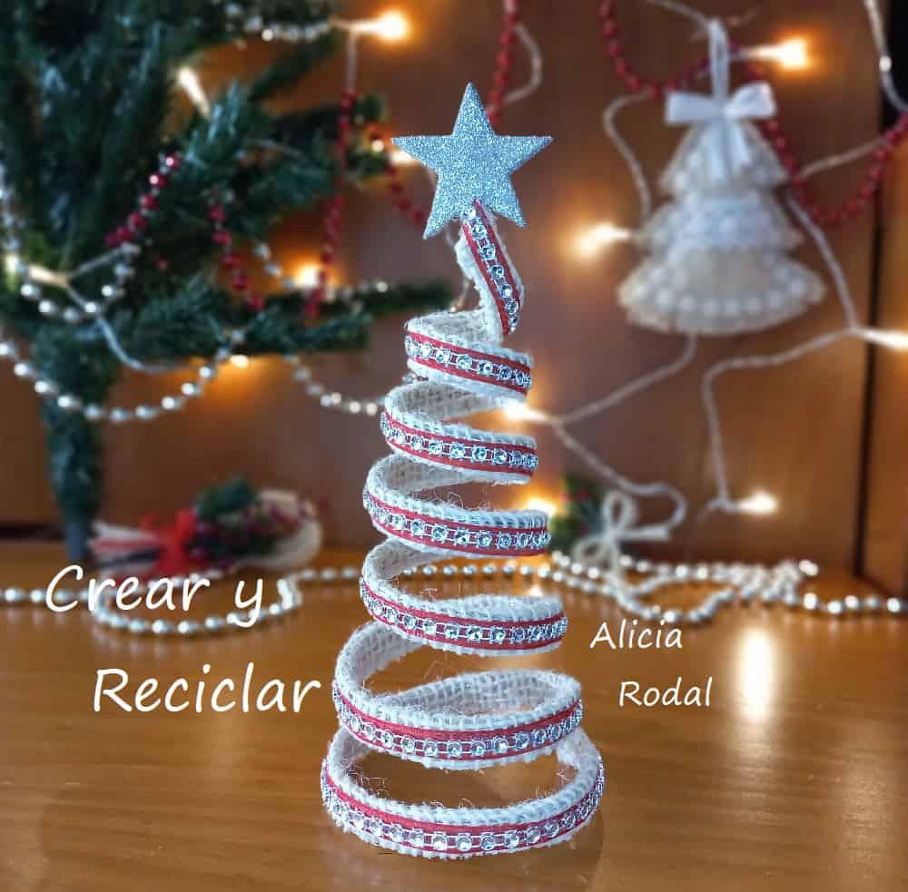 En el tutorial anterior les mostré 3 maneras diferentes de hacer los árboles en espiral. Con estos 3 diseños hice 5 pinos diferentes, para mostrarles 5 opciones para decorarlos, usando diferentes materiales.