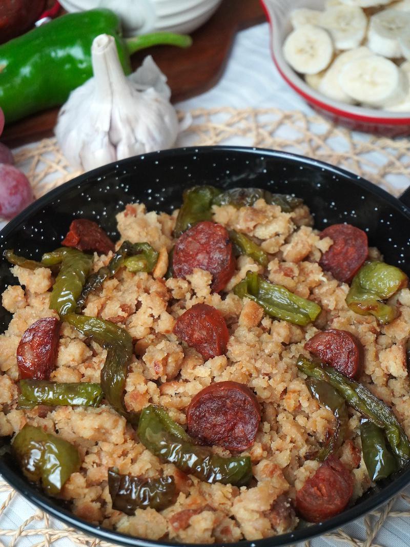 Migas de pan con chorizo y pimientos fritos