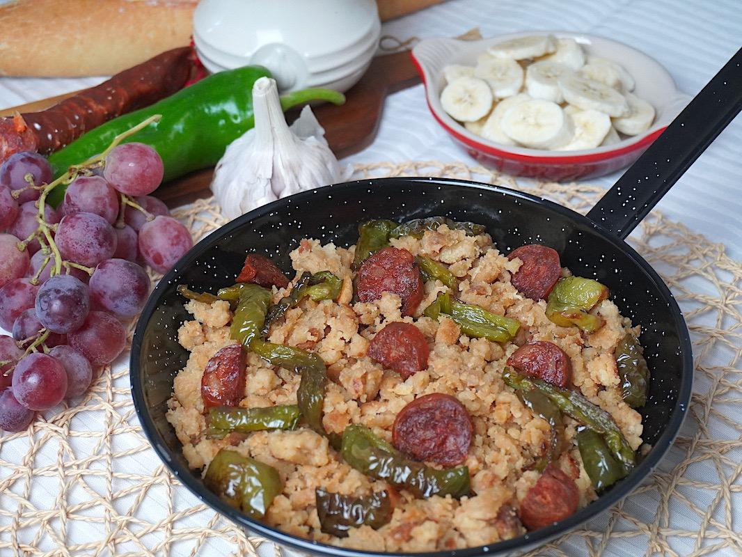 Migas de pan con chorizo y pimientos fritos