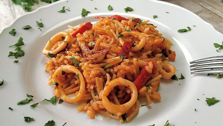 Arroz con calamares y fideos