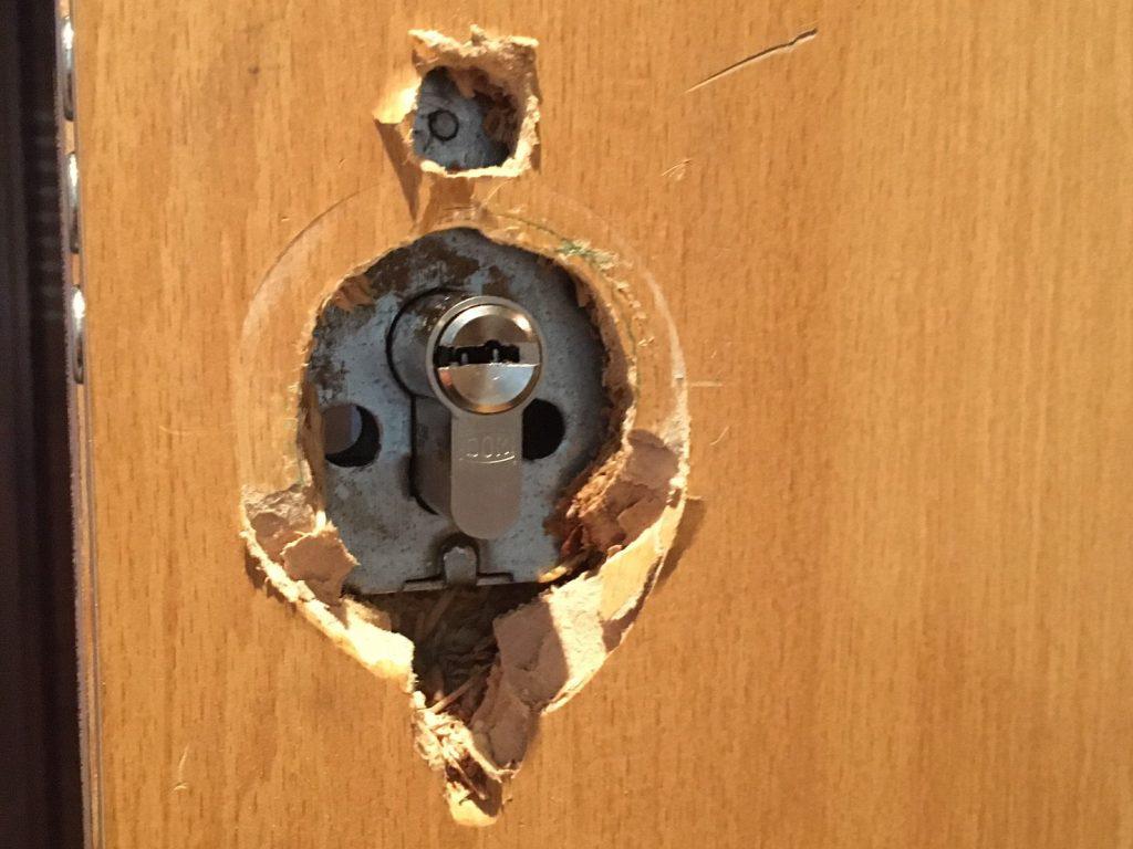 Escudo de seguridad mal instalado