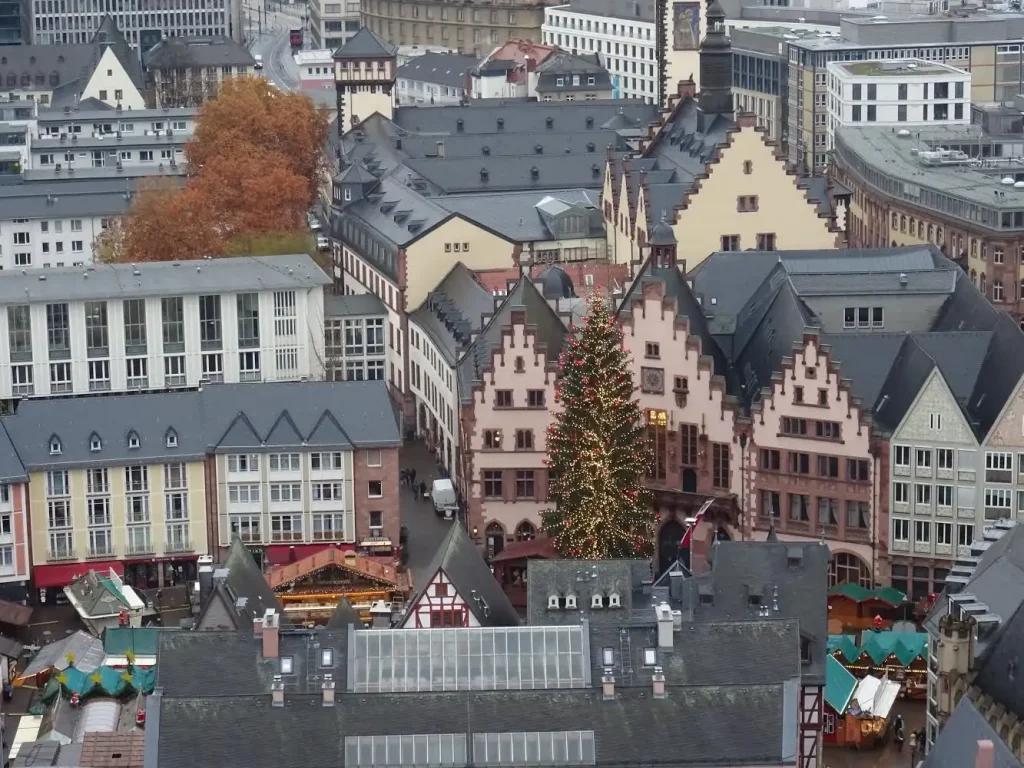  Plaza Römerberg en Frankfurt con el mercado navideño