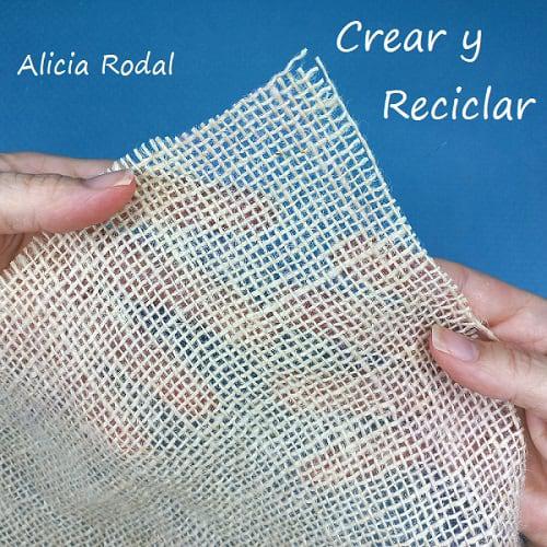 Hoy vamos a aprender a hacer de una forma fácil y sencilla, hermosas flores navideñas, con la tela de saco de patatas de yute, rafia, arpillera o cáñamo. Serán 3 flores con algunos detalles diferentes, ideales para decorar tu casa, para vender o regalar. Diy