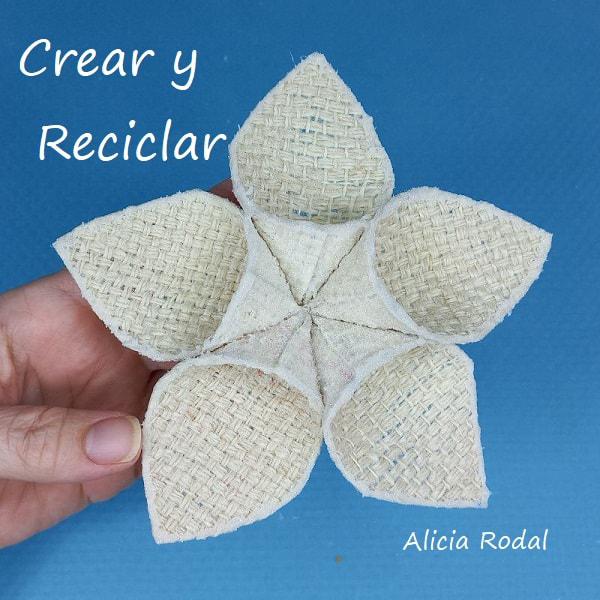 Hoy vamos a aprender a hacer de una forma fácil y sencilla, hermosas flores navideñas, con la tela de saco de patatas de yute, rafia, arpillera o cáñamo. Serán 3 flores con algunos detalles diferentes, ideales para decorar tu casa, para vender o regalar. Diy