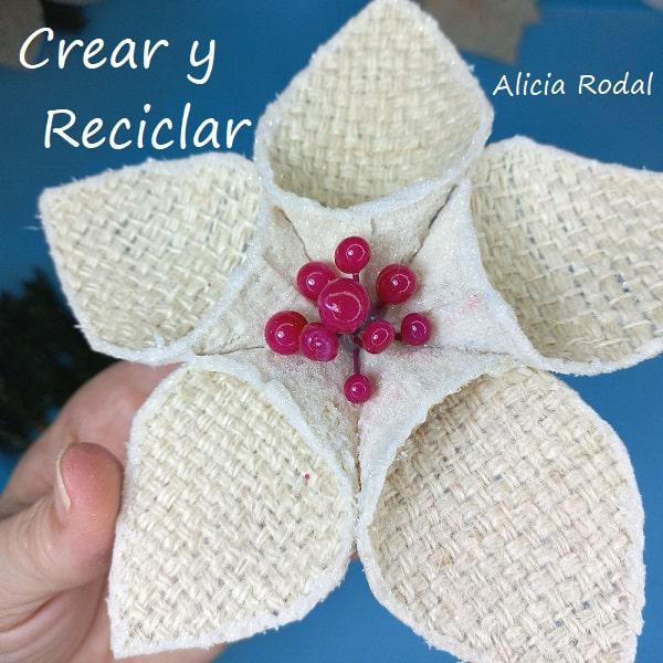 Hoy vamos a aprender a hacer de una forma fácil y sencilla, hermosas flores navideñas, con la tela de saco de patatas de yute, rafia, arpillera o cáñamo. Serán 3 flores con algunos detalles diferentes, ideales para decorar tu casa, para vender o regalar. Diy