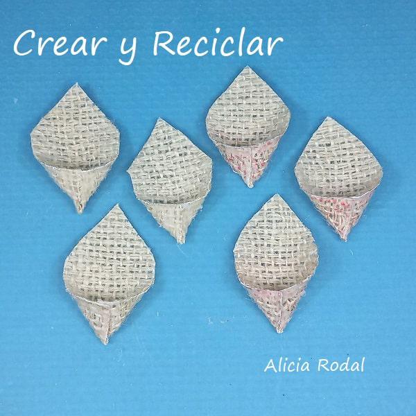 Hoy vamos a aprender a hacer de una forma fácil y sencilla, hermosas flores navideñas, con la tela de saco de patatas de yute, rafia, arpillera o cáñamo. Serán 3 flores con algunos detalles diferentes, ideales para decorar tu casa, para vender o regalar. Diy