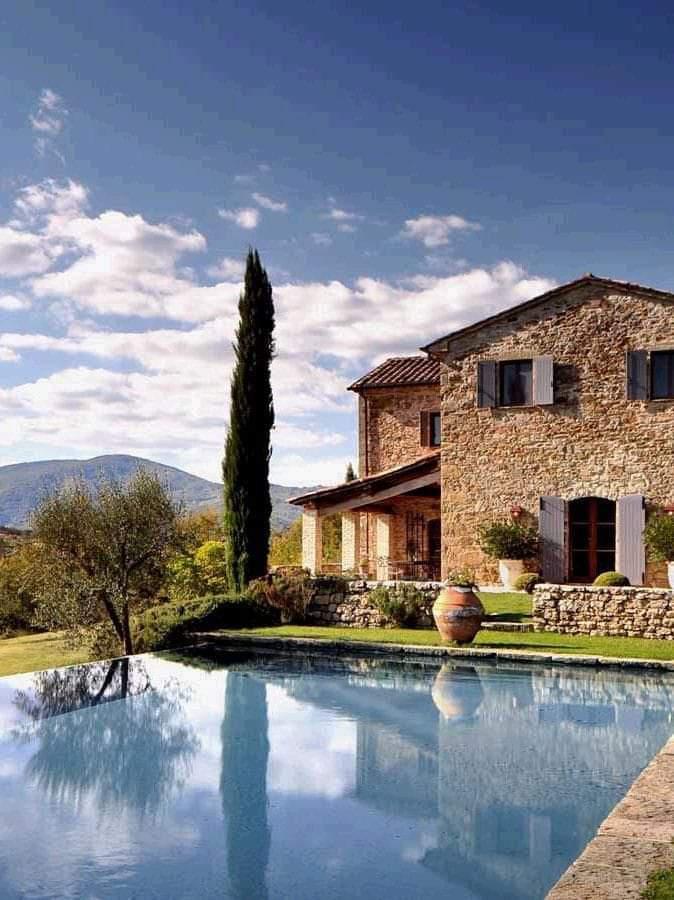 Fachadas de casas con piscina