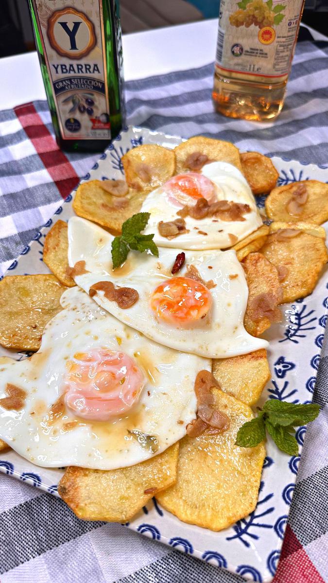 Receta de huevos fritos con patatas con salsa