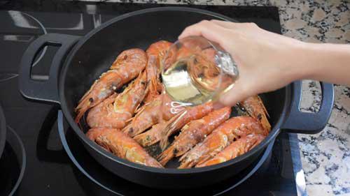 agregar vino a los Gambones a la plancha con salsa picante de curry