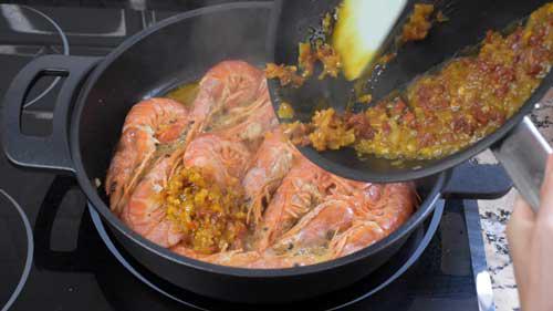 agregar salsa picante a Gambones a la plancha con salsa picante de curry