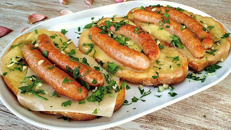 Tostas con salchichas de pollo y queso