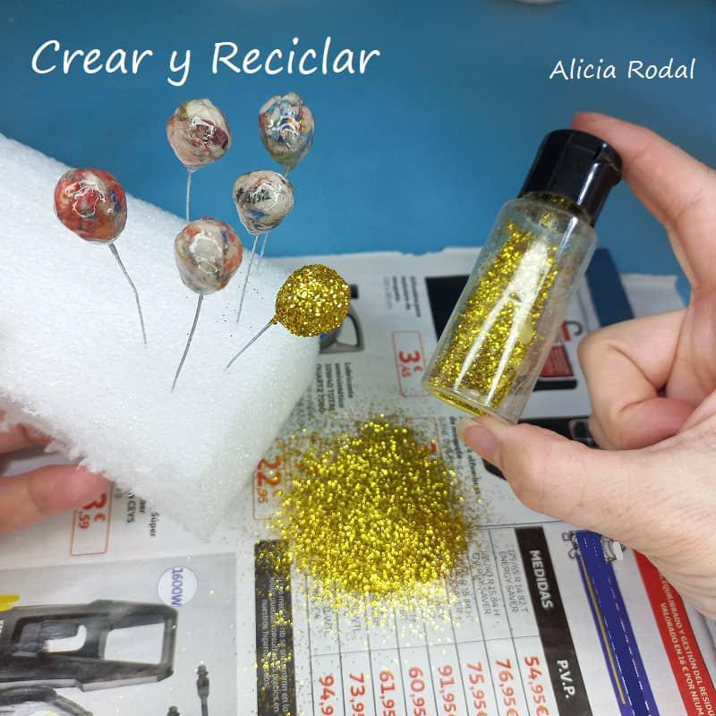 En este tutorial te voy a enseñar ideas de cómo hacer bolitas de papel para decorar manualidades, fácil, rápido y quedan geniales. Tan sólo necesitamos hojas de papel periódico, de revistas, folletos o catálogos, agua y pegamento.