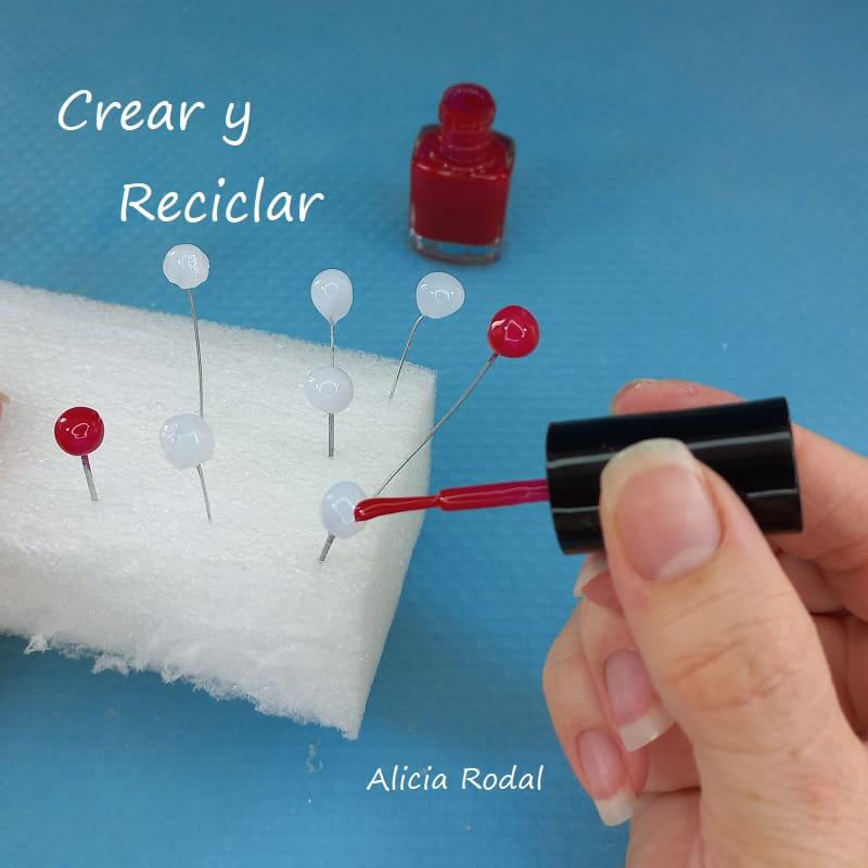 En este tutorial te voy a enseñar ideas de cómo hacer bolitas de papel para decorar manualidades, fácil, rápido y quedan geniales. Tan sólo necesitamos hojas de papel periódico, de revistas, folletos o catálogos, agua y pegamento.