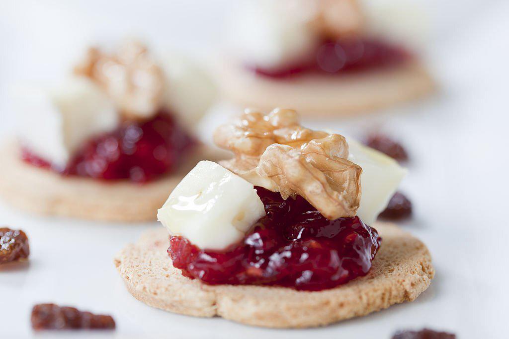 Canapés de camembert o brie, frambuesa y nueces