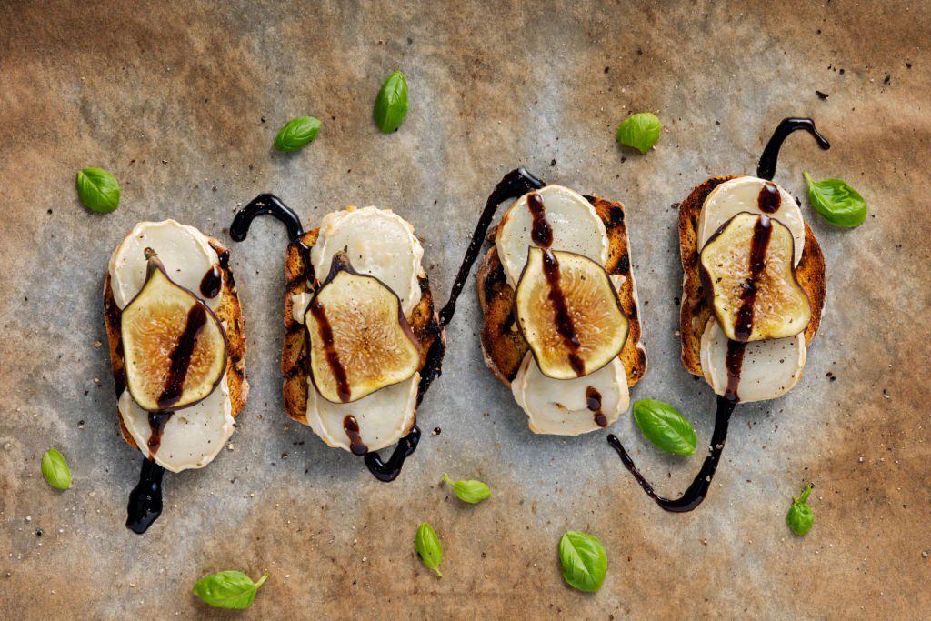 Canapés vegetarianos de queso de cabra, higos y vinagre balsámico
