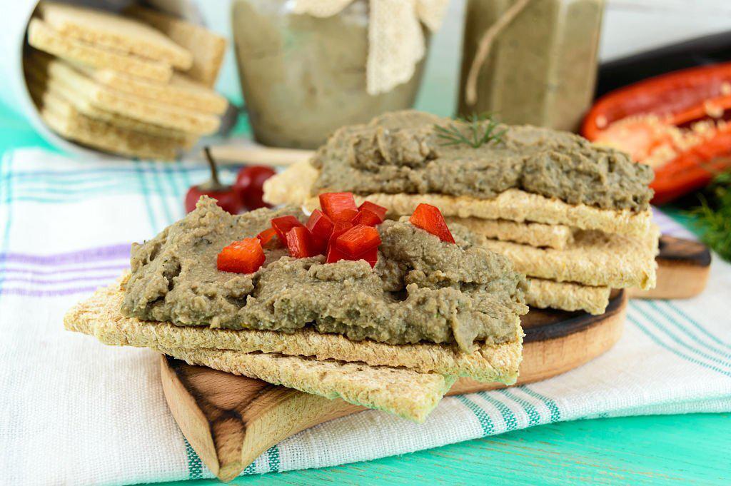 Canapés de paté de aceitunas y pimiento rojo