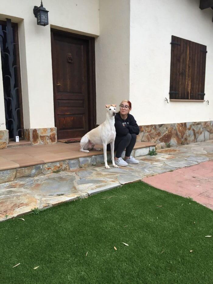 Laia y Nut sentadas en la puerta de casa