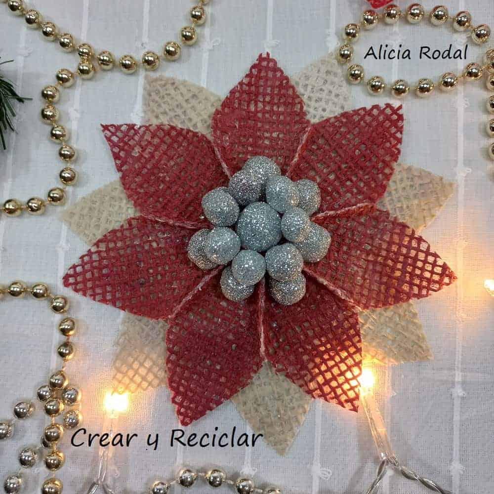 En este tutorial aprenderás 5 formas diferentes de hacer lindas flores navideñas con tela de yute, para decorar tu casa, para vender o regalar. Son distintas técnicas, acabados y decoraciones, para conseguir unas flores perfectas para decorar cualquier estancia en tu hogar.