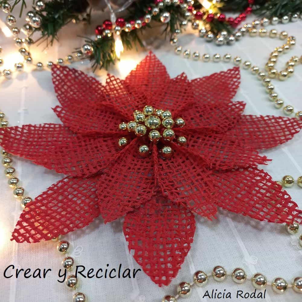 En este tutorial aprenderás 5 formas diferentes de hacer lindas flores navideñas con tela de yute, para decorar tu casa, para vender o regalar. Son distintas técnicas, acabados y decoraciones, para conseguir unas flores perfectas para decorar cualquier estancia en tu hogar.