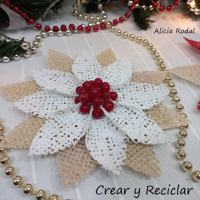 En este tutorial aprenderás 5 formas diferentes de hacer lindas flores navideñas con tela de yute, para decorar tu casa, para vender o regalar. Son distintas técnicas, acabados y decoraciones, para conseguir unas flores perfectas para decorar cualquier estancia en tu hogar.