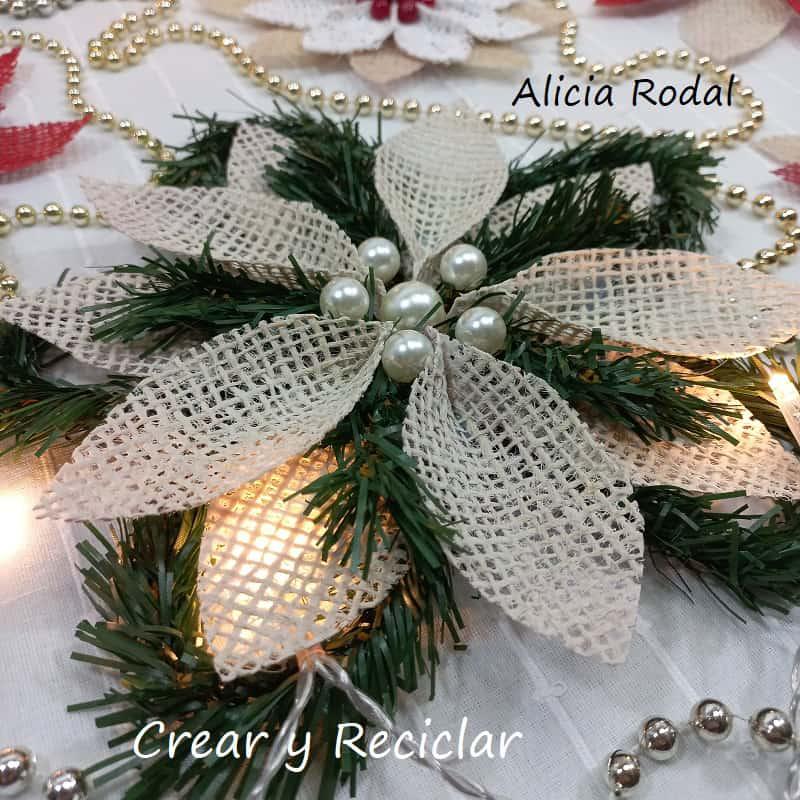 En este tutorial aprenderás 5 formas diferentes de hacer lindas flores navideñas con tela de yute, para decorar tu casa, para vender o regalar. Son distintas técnicas, acabados y decoraciones, para conseguir unas flores perfectas para decorar cualquier estancia en tu hogar.