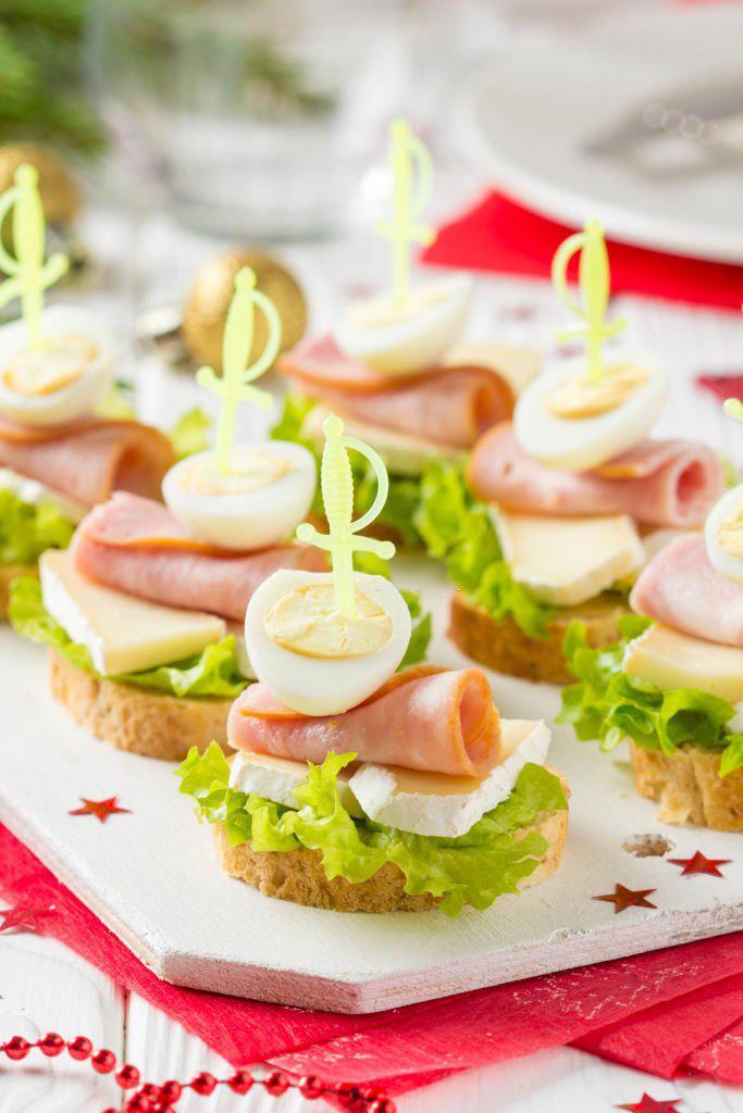 canape huevo duro de codorniz brie y york