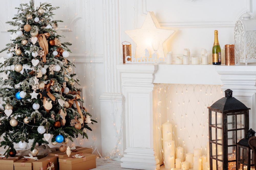 Casa de Navidad con marco de chimenea, luces decorativas y árbol de Navidad.