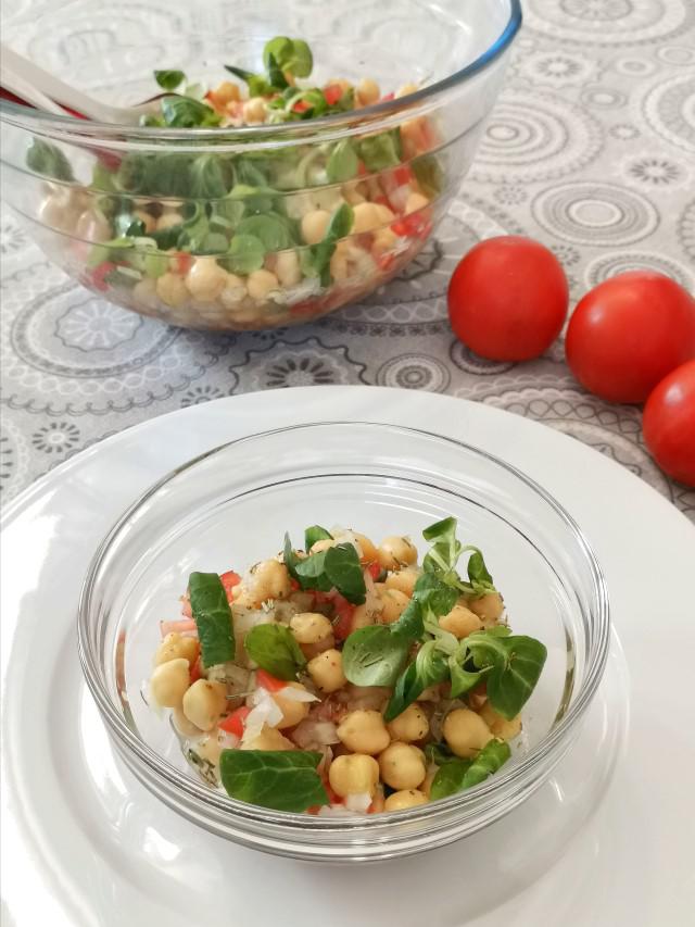 ensalada de garbanzos y canónigos