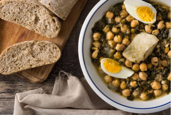 potaje de garbanzos con bacalao