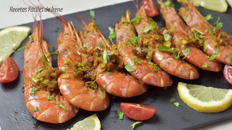 Gambones a la plancha con salsa picante de curry